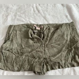 Forget 21 green shorts size L, never worn. With flower/vine thread pattern.